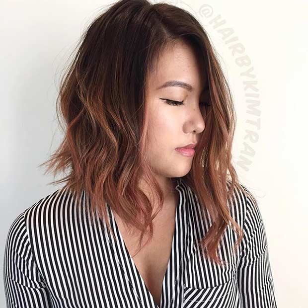Coupe de cheveux ondulée en or rose ondulé