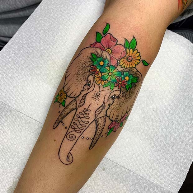 Tatouage d'éléphant avec des fleurs lumineuses