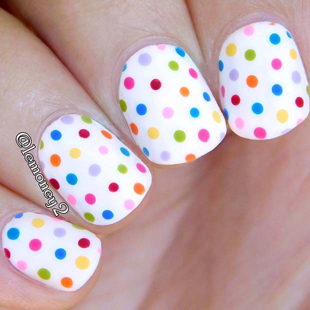 Ongles à pois colorés