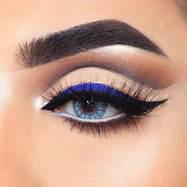 Όμορφη σκιά ματιών με μπλε eyeliner