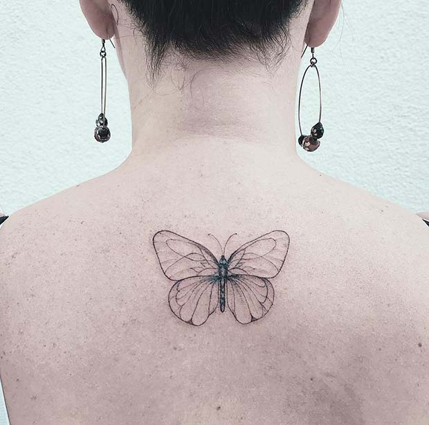 Tatouage de dos de papillon simple