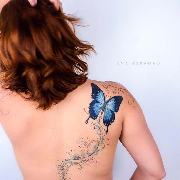 Grand tatouage dans le dos avec un papillon
