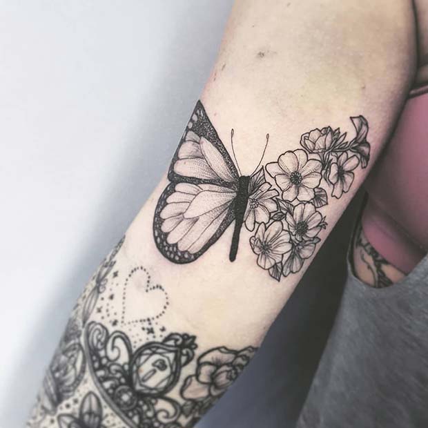Tatouage de papillon avec une aile florale