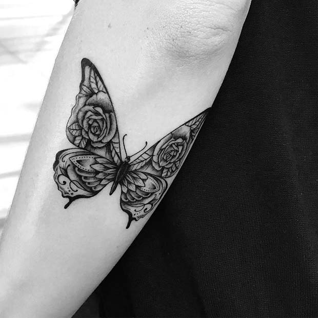 Tatouage de papillon avec des ailes de rose