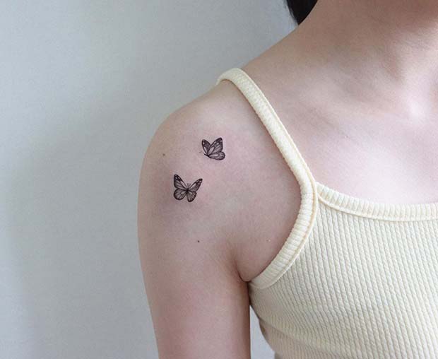 Μικρά τατουάζ ώμου με πεταλούδες