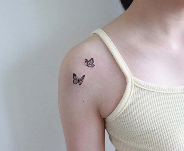 Tatouage d'épaule de petits papillons