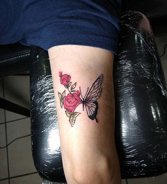 Papillon avec des roses