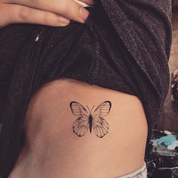 Superbe tatouage de côte de papillon