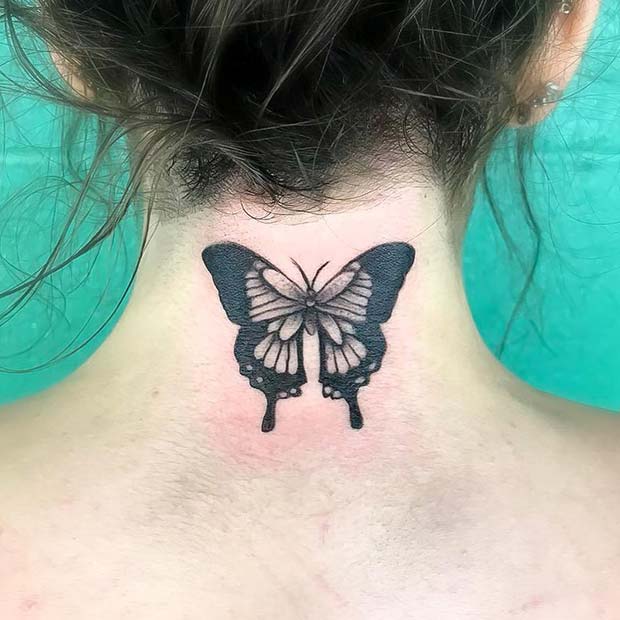 Tatouage papillon à l'arrière du cou