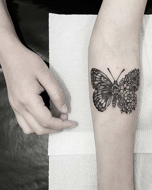Conception de tatouage de papillon floral