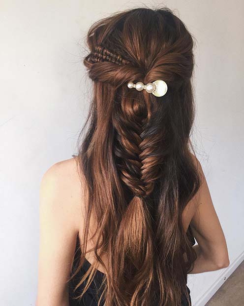 Half Up Fishtail Braid με ένα κομψό αξεσουάρ