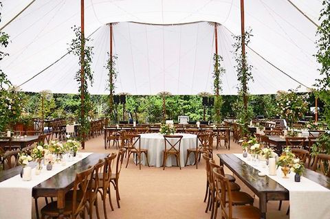 la cour aménagée pour un mariage à la maison