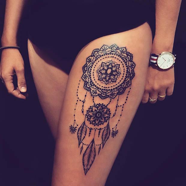 Superbe tatouage de cuisse d'attrape-rêves de mandala