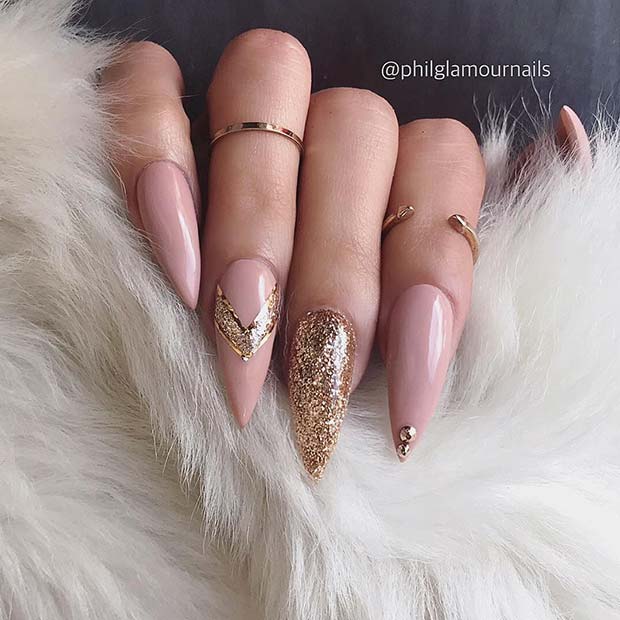 Nude Stiletto Nails με Gold Glitter