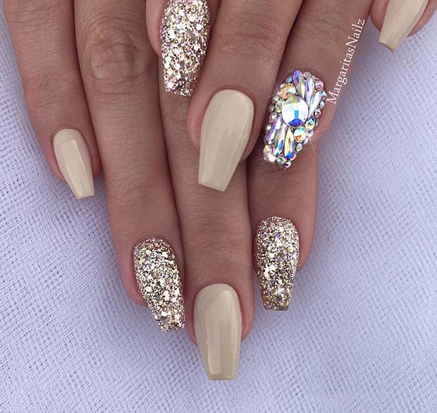 Ongles nude avec paillettes et strass