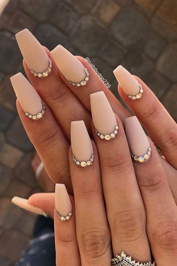 Ongles mats nude clair avec strass