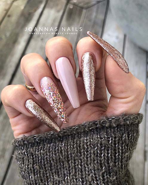 Ongles de cercueil nude avec des paillettes dorées