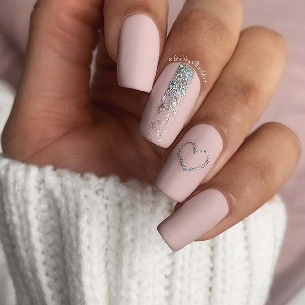 Ongles mats mignons avec un design de coeur