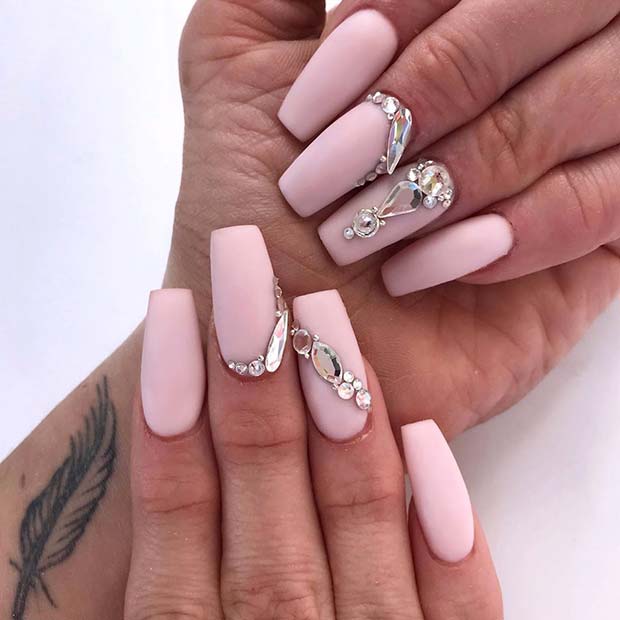 Ongles nude avec des ongles en cristal