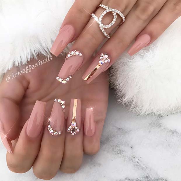 Ongles nude chics avec cristaux et rayures