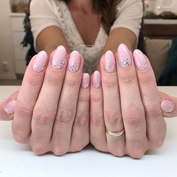 Γυμνά και ασημένια Glitter Nails