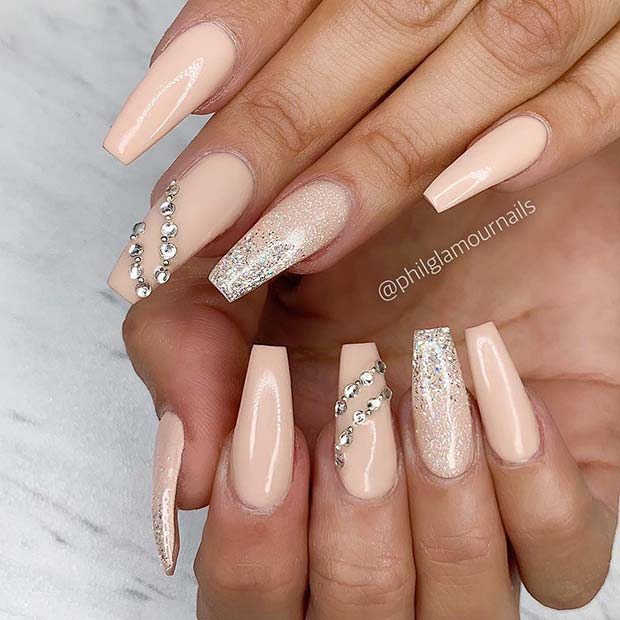 Ongles en acrylique nude avec paillettes et strass