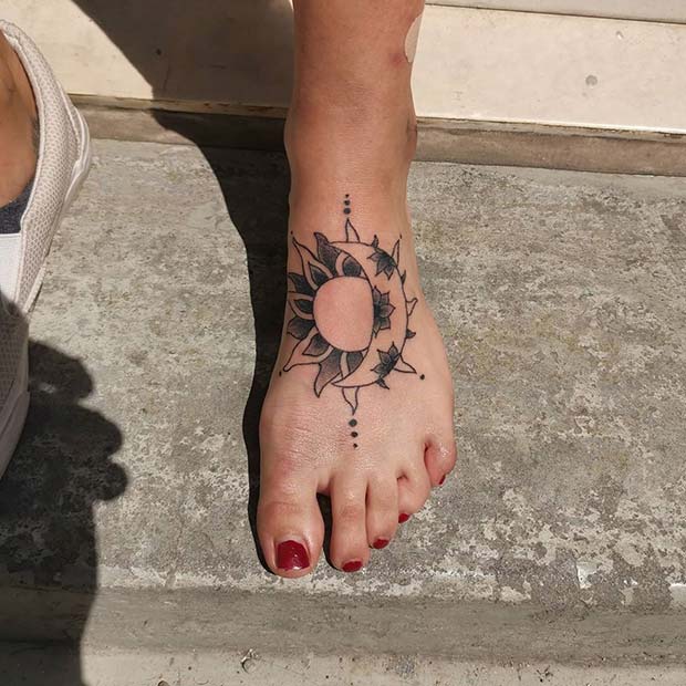 Tatouage floral pied lune et soleil