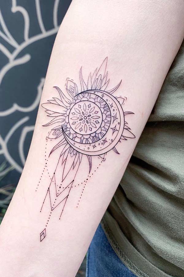 Idée de tatouage de bras de soleil et de lune pour les femmes