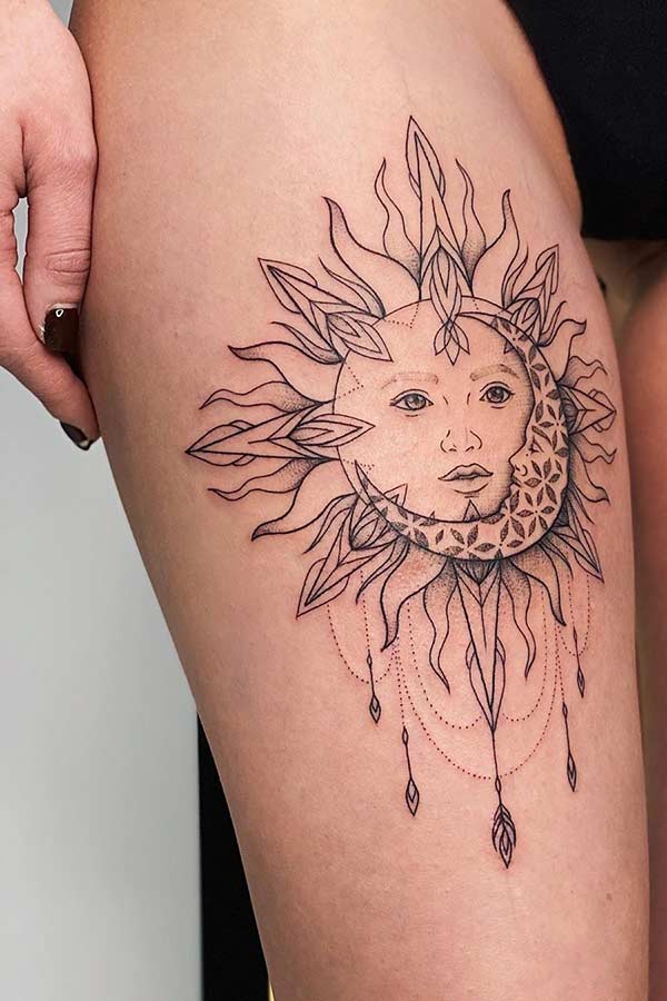 Tatouage du soleil et de la lune sur la cuisse