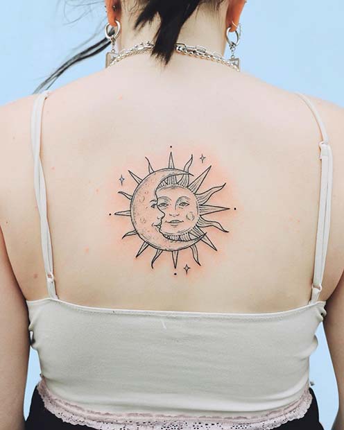 Tatouage mignon de dos de soleil et de lune