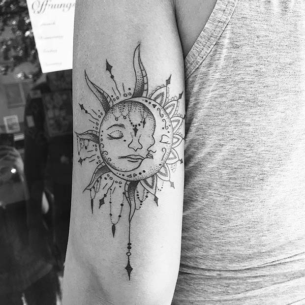 Όμορφο τατουάζ ήλιου και σελήνης