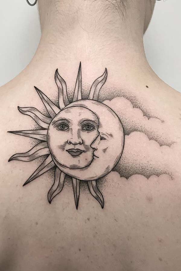 Sunλιος και Σελήνη Πίσω Τατουάζ