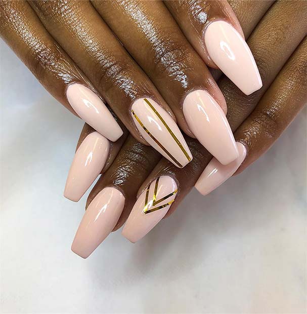 Ongles nude avec un nail art doré tendance