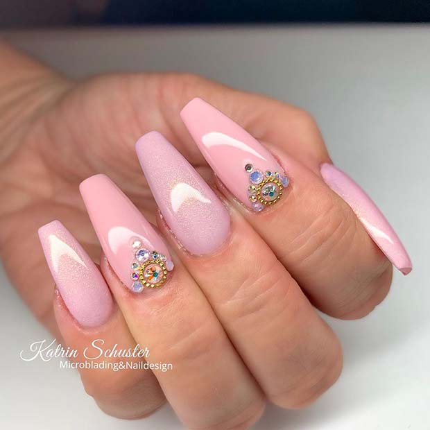 De jolis ongles roses avec des cristaux