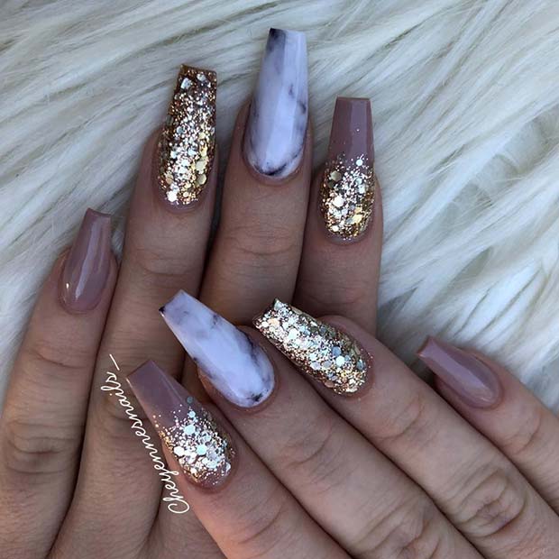 Σκούρα Nude και Gold Glitter Nails