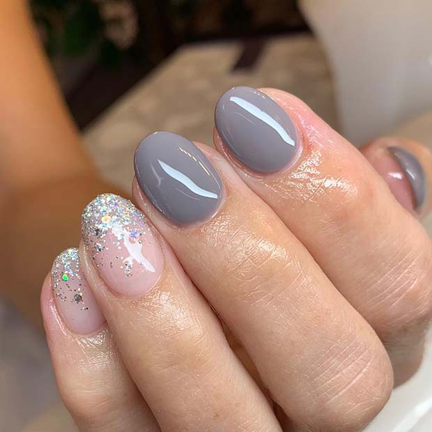 Ongles Gris Courts et Paillettes