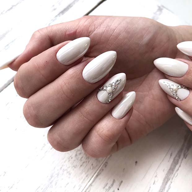 Λευκά νύχια με Sparkly, Pearl Accent Nail