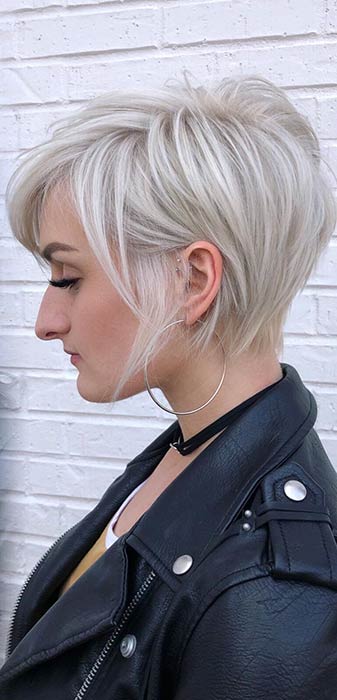 Coupe de cheveux blonde courte pour les femmes