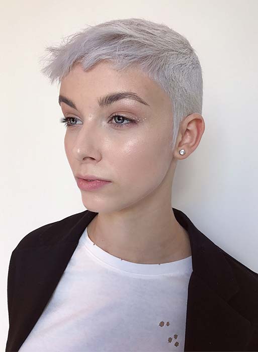 Coupe de cheveux super courte avec une frange