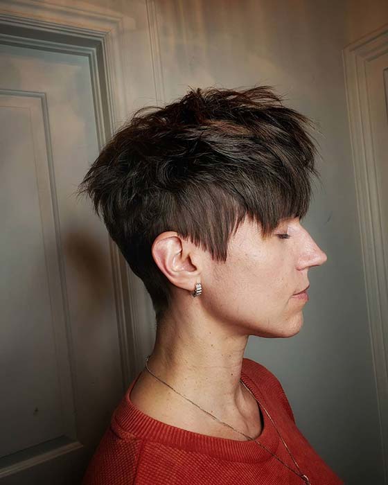 Coupe de cheveux courte texturée avec frange