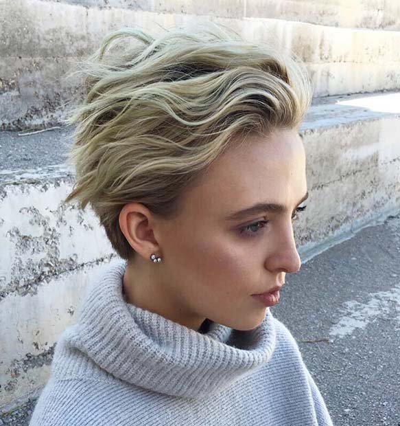 Coupe de cheveux blonde courte chic