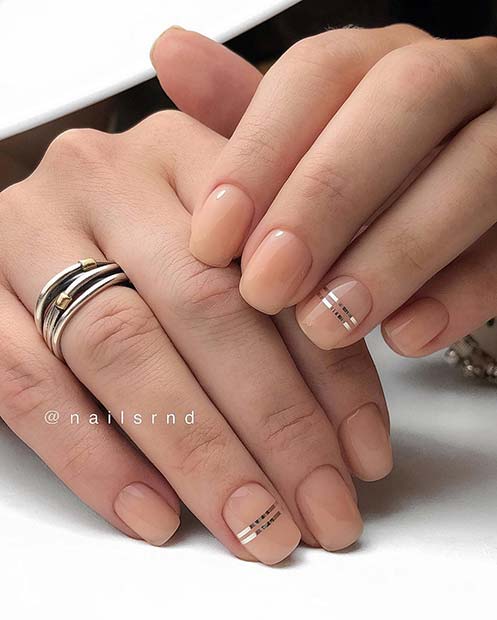 Ongles nude avec du ruban argenté métallisé