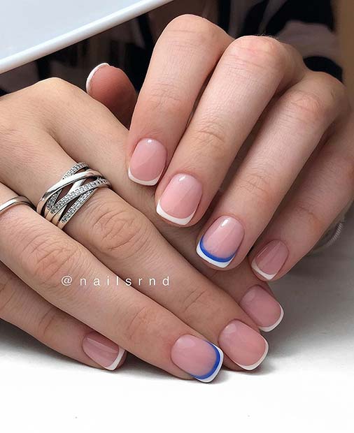 Ongles à pointe française avec du bleu