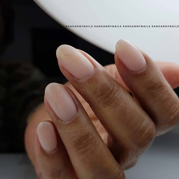 Ongles légers avec de l'or subtil