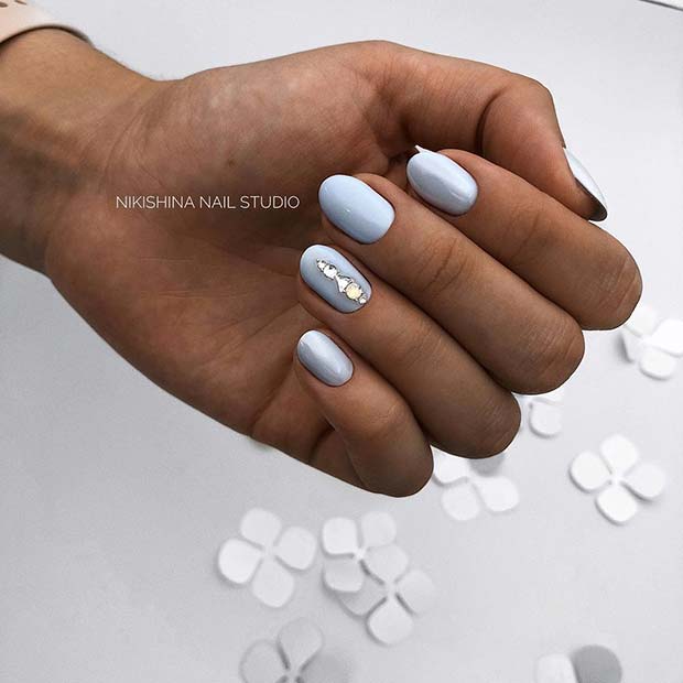 Ongles bleus doux avec strass