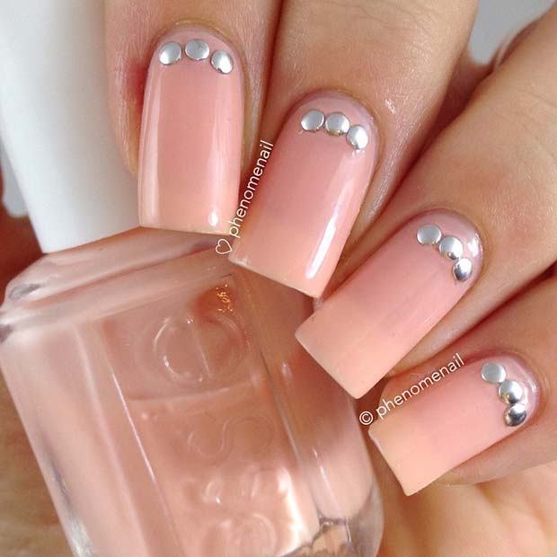 Ongles rose clair avec des embellissements argentés