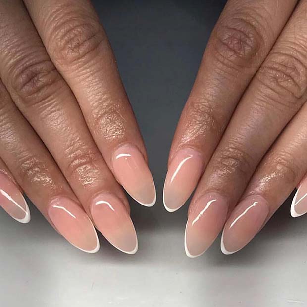Ongles nude avec de fines pointes blanches