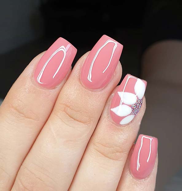 Ροζ νύχια με λευκό λουλούδι