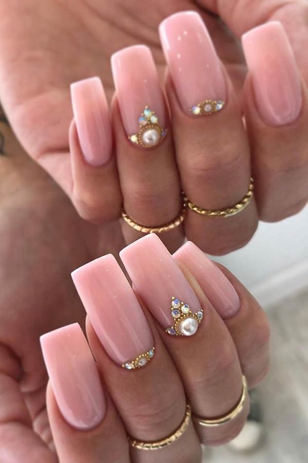 Ongles nude simples avec strass