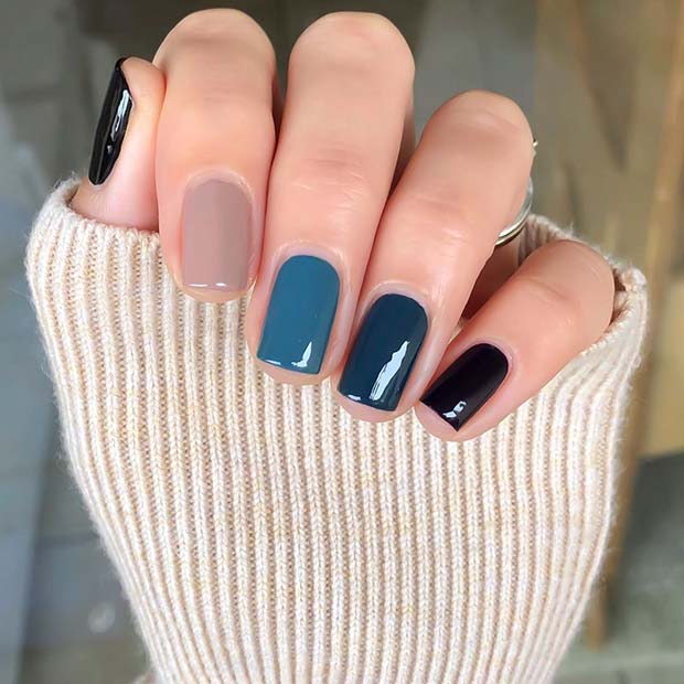 Trendy Dark Mani για κοντά νύχια